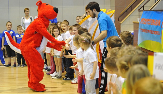 450 maluchów z 16 szczecińskich przedszkoli wzięło udział w szczecińskiej Przedszkoliadzie. Fot. Łukasz Szełemej [Radio Szczecin] Najważniejszy był start i zabawa. Przedszkolaki trenowały z zawodowymi sportowcami [ZDJĘCIA]