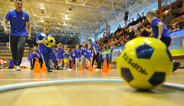 450 maluchów z 16 szczecińskich przedszkoli wzięło udział w szczecińskiej Przedszkoliadzie. Fot. Łukasz Szełemej [Radio Szczecin] Najważniejszy był start i zabawa. Przedszkolaki trenowały z zawodowymi sportowcami [ZDJĘCIA]