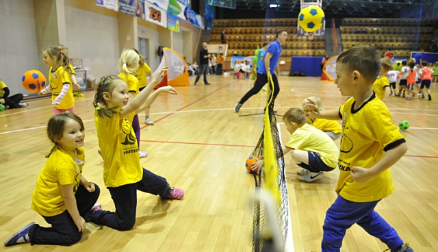 450 maluchów z 16 szczecińskich przedszkoli wzięło udział w szczecińskiej Przedszkoliadzie. Fot. Łukasz Szełemej [Radio Szczecin] Najważniejszy był start i zabawa. Przedszkolaki trenowały z zawodowymi sportowcami [ZDJĘCIA]