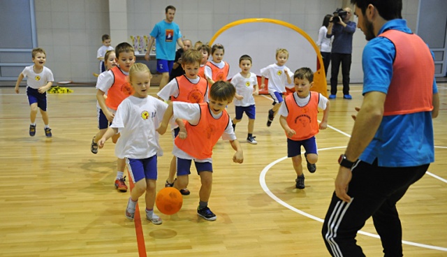 450 maluchów z 16 szczecińskich przedszkoli wzięło udział w szczecińskiej Przedszkoliadzie. Fot. Łukasz Szełemej [Radio Szczecin] Najważniejszy był start i zabawa. Przedszkolaki trenowały z zawodowymi sportowcami [ZDJĘCIA]