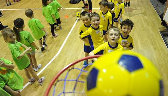 450 maluchów z 16 szczecińskich przedszkoli wzięło udział w szczecińskiej Przedszkoliadzie. Fot. Łukasz Szełemej [Radio Szczecin] Najważniejszy był start i zabawa. Przedszkolaki trenowały z zawodowymi sportowcami [ZDJĘCIA]