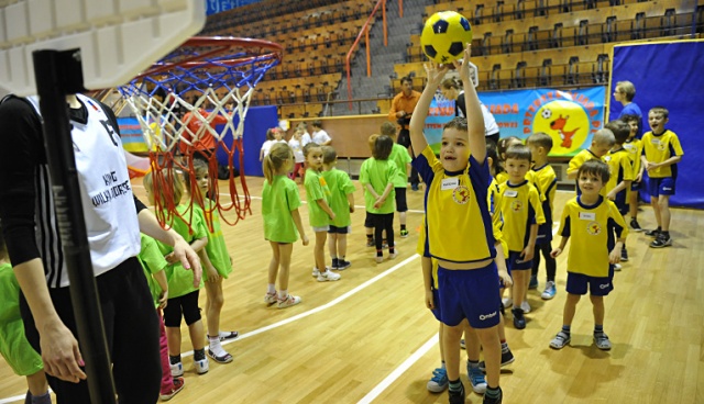 450 maluchów z 16 szczecińskich przedszkoli wzięło udział w szczecińskiej Przedszkoliadzie. Fot. Łukasz Szełemej [Radio Szczecin] Najważniejszy był start i zabawa. Przedszkolaki trenowały z zawodowymi sportowcami [ZDJĘCIA]