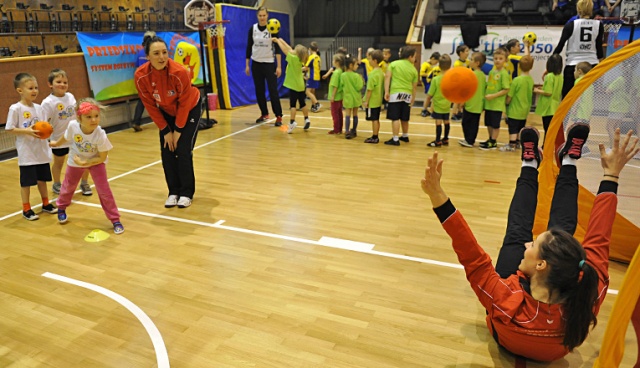 450 maluchów z 16 szczecińskich przedszkoli wzięło udział w szczecińskiej Przedszkoliadzie. Fot. Łukasz Szełemej [Radio Szczecin] Najważniejszy był start i zabawa. Przedszkolaki trenowały z zawodowymi sportowcami [ZDJĘCIA]