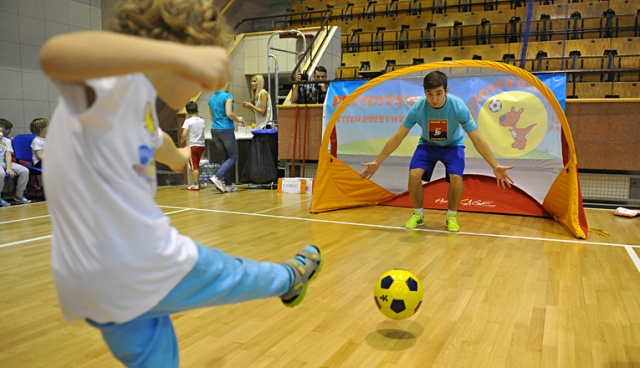450 maluchów z 16 szczecińskich przedszkoli wzięło udział w szczecińskiej Przedszkoliadzie. Fot. Łukasz Szełemej [Radio Szczecin] Najważniejszy był start i zabawa. Przedszkolaki trenowały z zawodowymi sportowcami [ZDJĘCIA]
