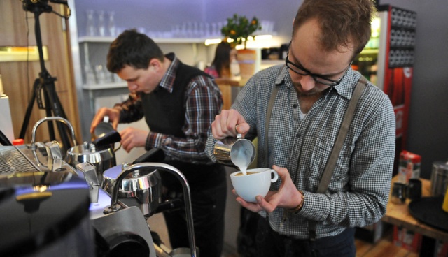 Fot. Łukasz Szełemej [Radio Szczecin] Malowali wzory mlekiem na kawie. W Szczecinie odbył się konkurs "Latte Art" [ZDJĘCIA, WIDEO]
