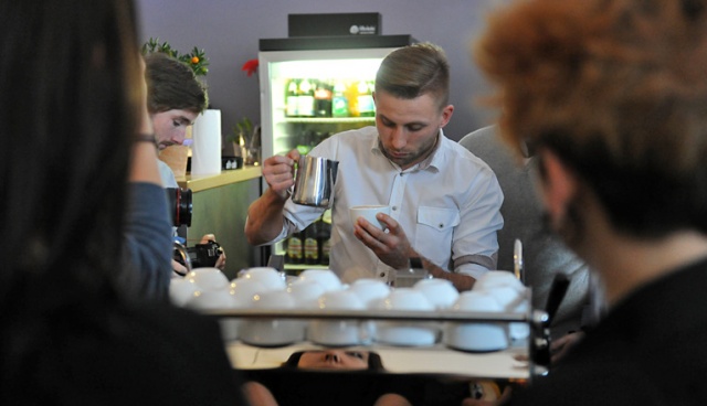 Fot. Łukasz Szełemej [Radio Szczecin] Malowali wzory mlekiem na kawie. W Szczecinie odbył się konkurs "Latte Art" [ZDJĘCIA, WIDEO]
