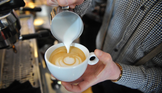 Fot. Łukasz Szełemej [Radio Szczecin] Malowali wzory mlekiem na kawie. W Szczecinie odbył się konkurs "Latte Art" [ZDJĘCIA, WIDEO]
