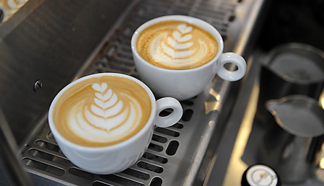 Fot. Łukasz Szełemej [Radio Szczecin] Malowali wzory mlekiem na kawie. W Szczecinie odbył się konkurs "Latte Art" [ZDJĘCIA, WIDEO]