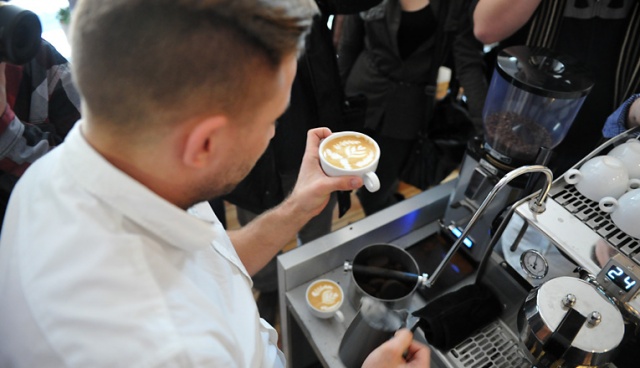 Fot. Łukasz Szełemej [Radio Szczecin] Malowali wzory mlekiem na kawie. W Szczecinie odbył się konkurs "Latte Art" [ZDJĘCIA, WIDEO]