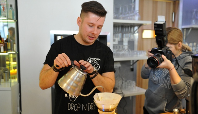 Fot. Łukasz Szełemej [Radio Szczecin] Malowali wzory mlekiem na kawie. W Szczecinie odbył się konkurs "Latte Art" [ZDJĘCIA, WIDEO]