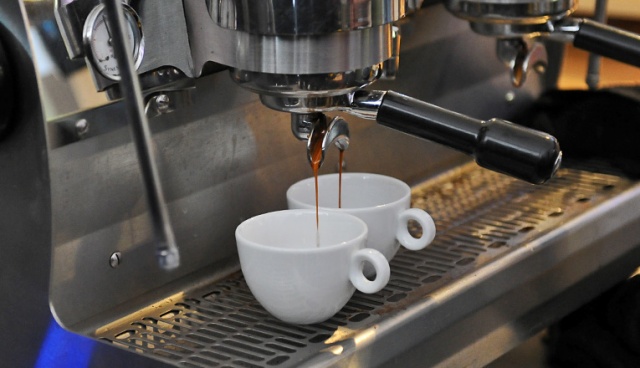 Fot. Łukasz Szełemej [Radio Szczecin] Malowali wzory mlekiem na kawie. W Szczecinie odbył się konkurs "Latte Art" [ZDJĘCIA, WIDEO]