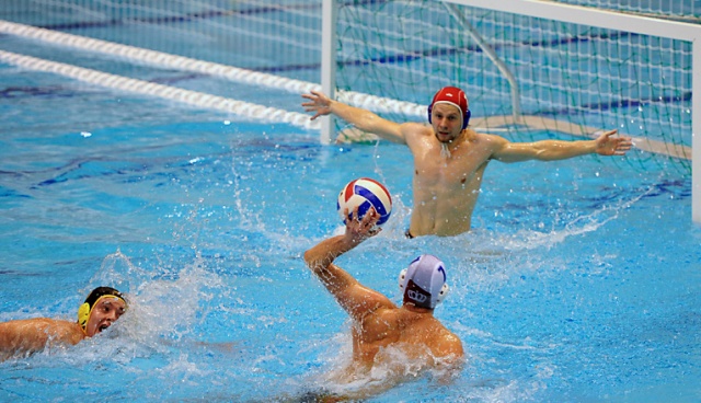 W popołudniowym spotkaniu gospodarze wygrali 11:10, a najskuteczniejszym zawodnikiem był Krystian Łukaszewicz, który zdobył trzy bramki. Fot. Łukasz Szełemej [Radio Szczecin] Arkonia wygrywa. Kolejny plener Migawki na meczu waterpolo [DUŻO ZDJĘĆ]