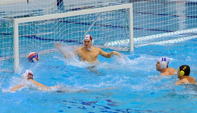 W popołudniowym spotkaniu gospodarze wygrali 11:10, a najskuteczniejszym zawodnikiem był Krystian Łukaszewicz, który zdobył trzy bramki. Fot. Łukasz Szełemej [Radio Szczecin] Arkonia wygrywa. Kolejny plener Migawki na meczu waterpolo [DUŻO ZDJĘĆ]