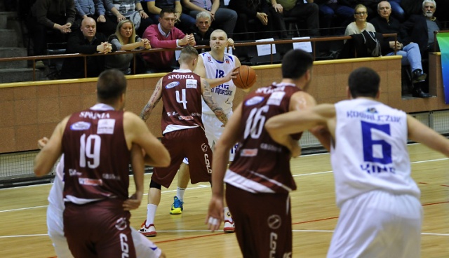 Derby Pomorza Zachodniego w I lidze dla koszykarzy Wilków Morskich, którzy we własnej hali pokonali Spójnię Stargard Szczeciński 68:54. Fot. Łukasz Szełemej [Radio Szczecin] Wilki lepsze od Spójni [ZDJĘCIA]