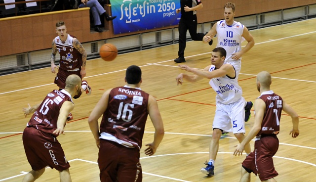 Derby Pomorza Zachodniego w I lidze dla koszykarzy Wilków Morskich, którzy we własnej hali pokonali Spójnię Stargard Szczeciński 68:54. Fot. Łukasz Szełemej [Radio Szczecin] Wilki lepsze od Spójni [ZDJĘCIA]