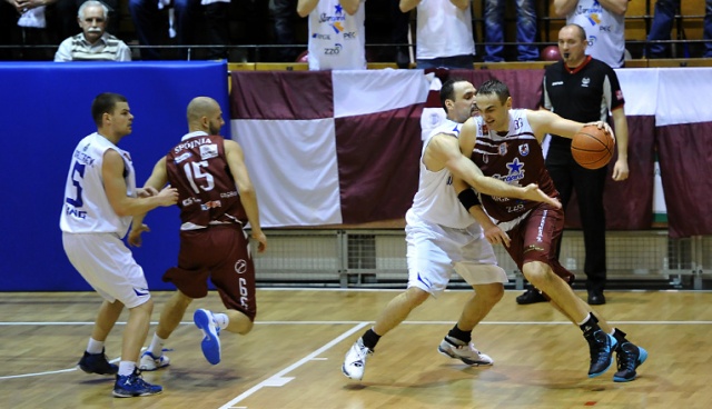 Derby Pomorza Zachodniego w I lidze dla koszykarzy Wilków Morskich, którzy we własnej hali pokonali Spójnię Stargard Szczeciński 68:54. Fot. Łukasz Szełemej [Radio Szczecin] Wilki lepsze od Spójni [ZDJĘCIA]