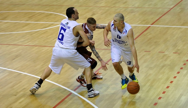 Derby Pomorza Zachodniego w I lidze dla koszykarzy Wilków Morskich, którzy we własnej hali pokonali Spójnię Stargard Szczeciński 68:54. Fot. Łukasz Szełemej [Radio Szczecin] Wilki lepsze od Spójni [ZDJĘCIA]