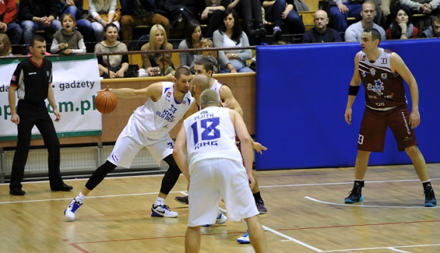 Derby Pomorza Zachodniego w I lidze dla koszykarzy Wilków Morskich, którzy we własnej hali pokonali Spójnię Stargard Szczeciński 68:54. Fot. Łukasz Szełemej [Radio Szczecin] Wilki lepsze od Spójni [ZDJĘCIA]
