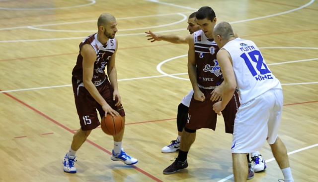Derby Pomorza Zachodniego w I lidze dla koszykarzy Wilków Morskich, którzy we własnej hali pokonali Spójnię Stargard Szczeciński 68:54. Fot. Łukasz Szełemej [Radio Szczecin] Wilki lepsze od Spójni [ZDJĘCIA]