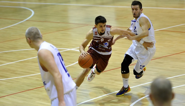 Derby Pomorza Zachodniego w I lidze dla koszykarzy Wilków Morskich, którzy we własnej hali pokonali Spójnię Stargard Szczeciński 68:54. Fot. Łukasz Szełemej [Radio Szczecin] Wilki lepsze od Spójni [ZDJĘCIA]