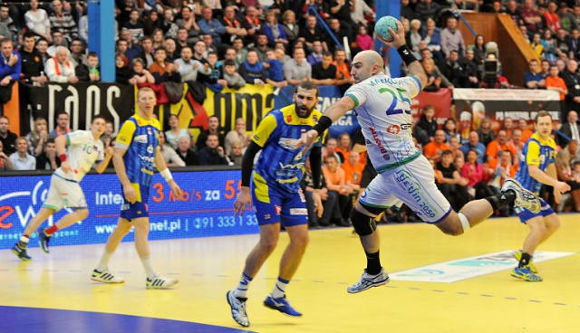 Piłkarze ręczni drużyny GAZ-SYSTEM Pogoń Szczecin przegrali z mistrzem Polski w kolejnym meczu Superligi. We wtorek szczecinianie ulegli ekipie Vive Targi Kielce 31:41. Fot. Łukasz Szełemej [Radio Szczecin] Pogoń uległa mistrzowi Polski [ZDJĘCIA]