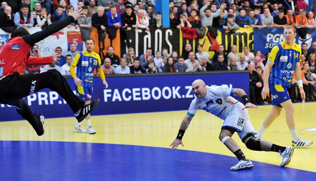 Piłkarze ręczni drużyny GAZ-SYSTEM Pogoń Szczecin przegrali z mistrzem Polski w kolejnym meczu Superligi. We wtorek szczecinianie ulegli ekipie Vive Targi Kielce 31:41. Fot. Łukasz Szełemej [Radio Szczecin] Pogoń uległa mistrzowi Polski [ZDJĘCIA]
