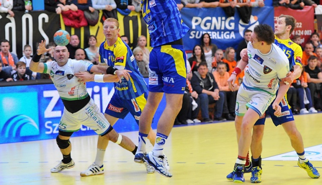 Piłkarze ręczni drużyny GAZ-SYSTEM Pogoń Szczecin przegrali z mistrzem Polski w kolejnym meczu Superligi. We wtorek szczecinianie ulegli ekipie Vive Targi Kielce 31:41. Fot. Łukasz Szełemej [Radio Szczecin] Pogoń uległa mistrzowi Polski [ZDJĘCIA]