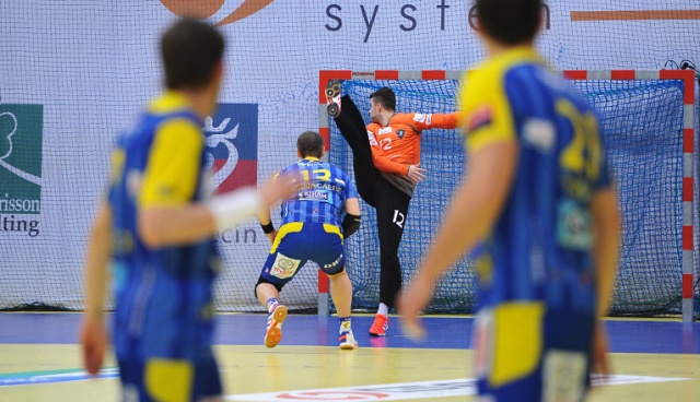 Piłkarze ręczni drużyny GAZ-SYSTEM Pogoń Szczecin przegrali z mistrzem Polski w kolejnym meczu Superligi. We wtorek szczecinianie ulegli ekipie Vive Targi Kielce 31:41. Fot. Łukasz Szełemej [Radio Szczecin] Pogoń uległa mistrzowi Polski [ZDJĘCIA]