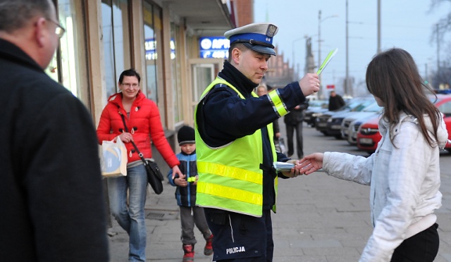 Pięćset odblaskowych opasek na rękę rozdali w środę szczecińscy policjanci. Fot. Łukasz Szełemej [Radio Szczecin] Mundurowi rozdawali odblaski. Poszło pół tysiąca sztuk [ZDJĘCIA]