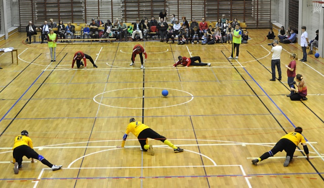 Dziś niepełnosprawni sportowcy oraz miedzy innymi piłkarze Pogoni Szczecin zmierzyli się paraolimpijskiej dyscyplinie, nazywającej się goalball, czyli piłka dźwiękowa. Fot. Łukasz Szełemej [Radio Szczecin] Niewidomi piłkarze lepsi niż portowcy - w piłce dźwiękowej [ZDJĘCIA, WIDEO]