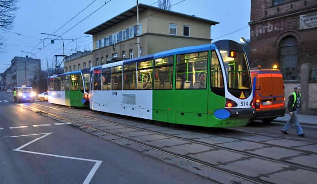 Tramwajowa "szóstka" zderzyła się z samochodem osobowym. Do wypadku doszło we wtorek o 5.30 na ulicy Światowida. Fot. Łukasz Szełemej [Radio Szczecin] Wypadek na torowisku. "Szóstka" zderzyła się z osobówką [AKTUALIZACJA]