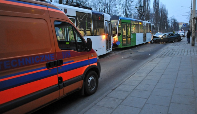 Tramwajowa "szóstka" zderzyła się z samochodem osobowym. Do wypadku doszło we wtorek o 5.30 na ulicy Światowida. Fot. Łukasz Szełemej [Radio Szczecin] Wypadek na torowisku. "Szóstka" zderzyła się z osobówką [AKTUALIZACJA]