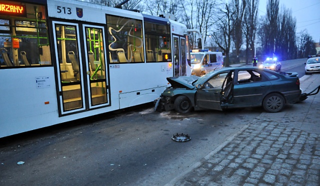 Tramwajowa "szóstka" zderzyła się z samochodem osobowym. Do wypadku doszło we wtorek o 5.30 na ulicy Światowida. Fot. Łukasz Szełemej [Radio Szczecin] Wypadek na torowisku. "Szóstka" zderzyła się z osobówką [AKTUALIZACJA]