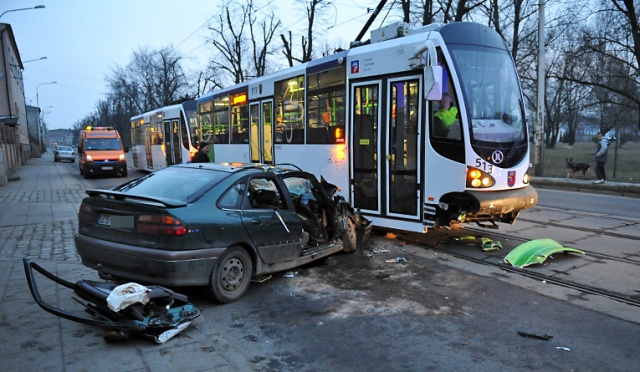 Tramwajowa "szóstka" zderzyła się z samochodem osobowym. Do wypadku doszło we wtorek o 5.30 na ulicy Światowida. Fot. Łukasz Szełemej [Radio Szczecin] Wypadek na torowisku. "Szóstka" zderzyła się z osobówką [AKTUALIZACJA]