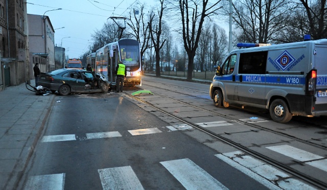 Tramwajowa "szóstka" zderzyła się z samochodem osobowym. Do wypadku doszło we wtorek o 5.30 na ulicy Światowida. Fot. Łukasz Szełemej [Radio Szczecin] Wypadek na torowisku. "Szóstka" zderzyła się z osobówką [AKTUALIZACJA]