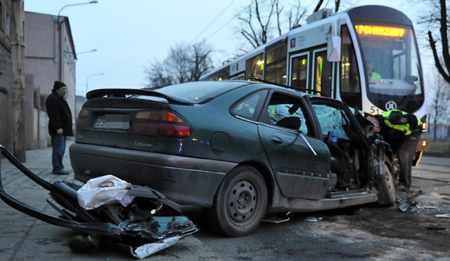 Tramwajowa "szóstka" zderzyła się z samochodem osobowym. Do wypadku doszło we wtorek o 5.30 na ulicy Światowida. Fot. Łukasz Szełemej [Radio Szczecin] Wypadek na torowisku. "Szóstka" zderzyła się z osobówką [AKTUALIZACJA]