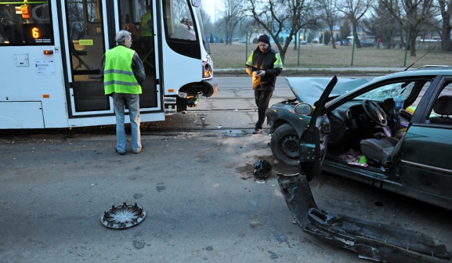 Tramwajowa "szóstka" zderzyła się z samochodem osobowym. Do wypadku doszło we wtorek o 5.30 na ulicy Światowida. Fot. Łukasz Szełemej [Radio Szczecin] Wypadek na torowisku. "Szóstka" zderzyła się z osobówką [AKTUALIZACJA]