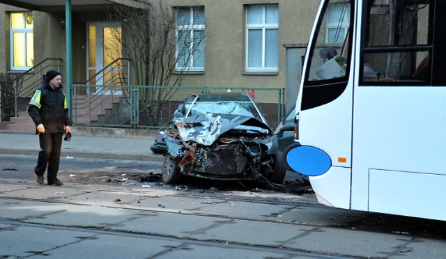 Tramwajowa "szóstka" zderzyła się z samochodem osobowym. Do wypadku doszło we wtorek o 5.30 na ulicy Światowida. Fot. Łukasz Szełemej [Radio Szczecin] Wypadek na torowisku. "Szóstka" zderzyła się z osobówką [AKTUALIZACJA]