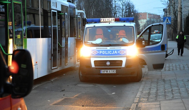 Tramwajowa "szóstka" zderzyła się z samochodem osobowym. Do wypadku doszło we wtorek o 5.30 na ulicy Światowida. Fot. Łukasz Szełemej [Radio Szczecin] Wypadek na torowisku. "Szóstka" zderzyła się z osobówką [AKTUALIZACJA]