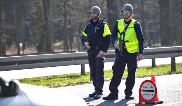 Nieoficjalnie wiadomo, że funkcjonariusze wytypowali już podejrzanego, ale wciąż go szukają. Fot. Łukasz Szełemej [Radio Szczecin] Gangsterskie porachunki? Nowe fakty w sprawie strzelaniny w Kamieniu Pomorskim [ZDJĘCIA]