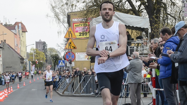 Pierwszy z Polaków Adam Thiel na mecie był 13. Fot. Jarosław Gaszyński [Radio Szczecin] Maraton w Dębnie. Jest nowy rekord i rekordowa liczba biegaczy [ZDJĘCIA, WIDEO]