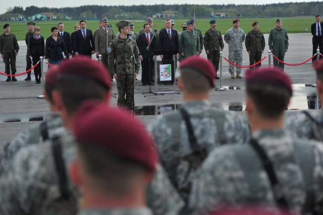 Żołnierze 173. Brygady Powietrznodesantowej amerykańskiej armii wylądowali w środę w Bazie Lotnictwa Taktycznego w Świdwinie. Fot. Łukasz Szełemej [Radio Szczecin] Amerykańscy żołnierze wylądowali w Świdwinie [ZDJĘCIA, WIDEO]