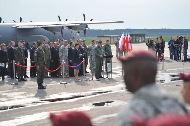 Żołnierze 173. Brygady Powietrznodesantowej amerykańskiej armii wylądowali w środę w Bazie Lotnictwa Taktycznego w Świdwinie. Fot. Łukasz Szełemej [Radio Szczecin] Amerykańscy żołnierze wylądowali w Świdwinie [ZDJĘCIA, WIDEO]