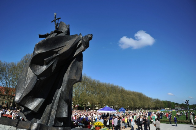Ponad dwa tysiące osób zgromadziło się w niedzielę na Jasnych Błoniach w Szczecinie. Fot. Łukasz Szełemej [Radio Szczecin] "Polacy nigdy nie zapomną, kim był Jan Paweł II". Szczecinianie modlili się na Błoniach [ZDJĘCIA, WIDEO]