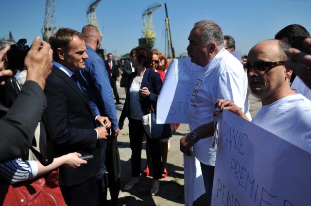 Kilkanaście osób, wśród nich szef zachodniopomorskiej "Solidarności" Mieczysław Jurek oraz były senator PO Krzysztof Zaremba, czekało na Donalda Tuska na szczecińskiej Łasztowni. Fot. Łukasz Szełemej [Radio Szczecin] Tusk chwali się. Związkowcy zapraszają premiera do stoczni [ZDJĘCIA, WIDEO]