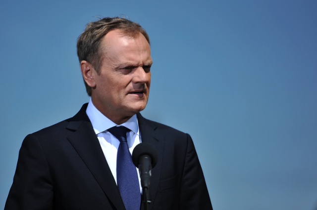 Donald Tusk odwiedza Szczecin w przedwyborczym tournée. Fot. Łukasz Szełemej [Radio Szczecin] Tusk chwali się. Związkowcy zapraszają premiera do stoczni [ZDJĘCIA, WIDEO]