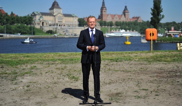 Donald Tusk odwiedza Szczecin w przedwyborczym tournée. Fot. Łukasz Szełemej [Radio Szczecin] Tusk chwali się. Związkowcy zapraszają premiera do stoczni [ZDJĘCIA, WIDEO]