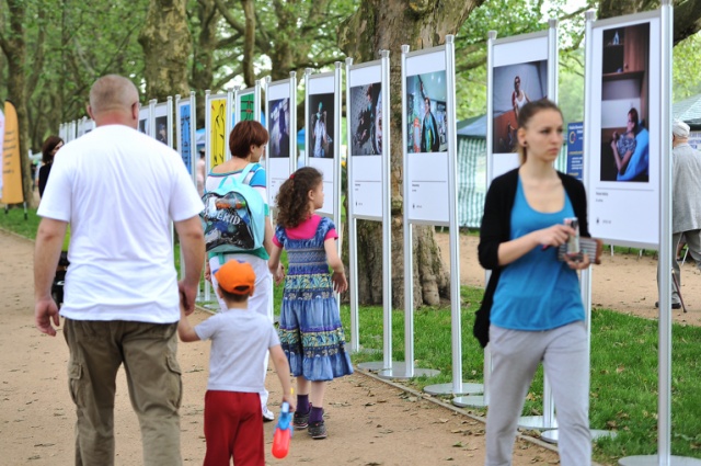 Blisko 150 stowarzyszeń prezentuje się podczas 13. Szczecińskiego Spotkania Organizacji Pozarządowych "Pod Platanami". Fot. Łukasz Szełemej [Radio Szczecin] Konkursy, warsztaty i lokalne smakołyki. Szczecińskie organizacje pod Platanami [ZDJĘCIA]