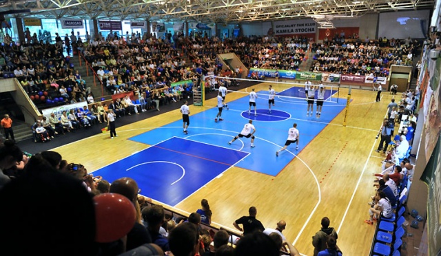 W sobotę na parkiecie Szczecińskiego Domu Sportu wystąpili m.in. skoczkowie narciarscy - Maciej Kot i Piotr Żyła, a także siatkarze oraz siatkarki Chemika Police. Fot. Łukasz Szełemej [Radio Szczecin] Mecz Gwiazd w Szczecinie. Siatkarze i skoczkowie zagrali dla dzieci [ZDJĘCIA, WIDEO]