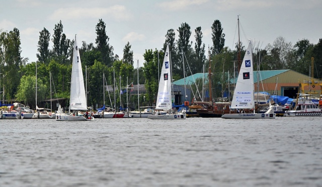Światowa czołówka żeglarstwa startuje w zawodach Pucharu Świata w Szczecinie. Fot. Łukasz Szełemej [Radio Szczecin] Widowiskowa rywalizacja na światowym poziomie w Dąbiu [ZDJĘCIA]